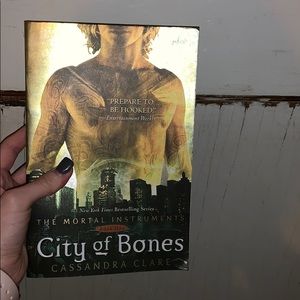 City of Bones By: Cassandra Clare 🔶FINAL PRICE🔶